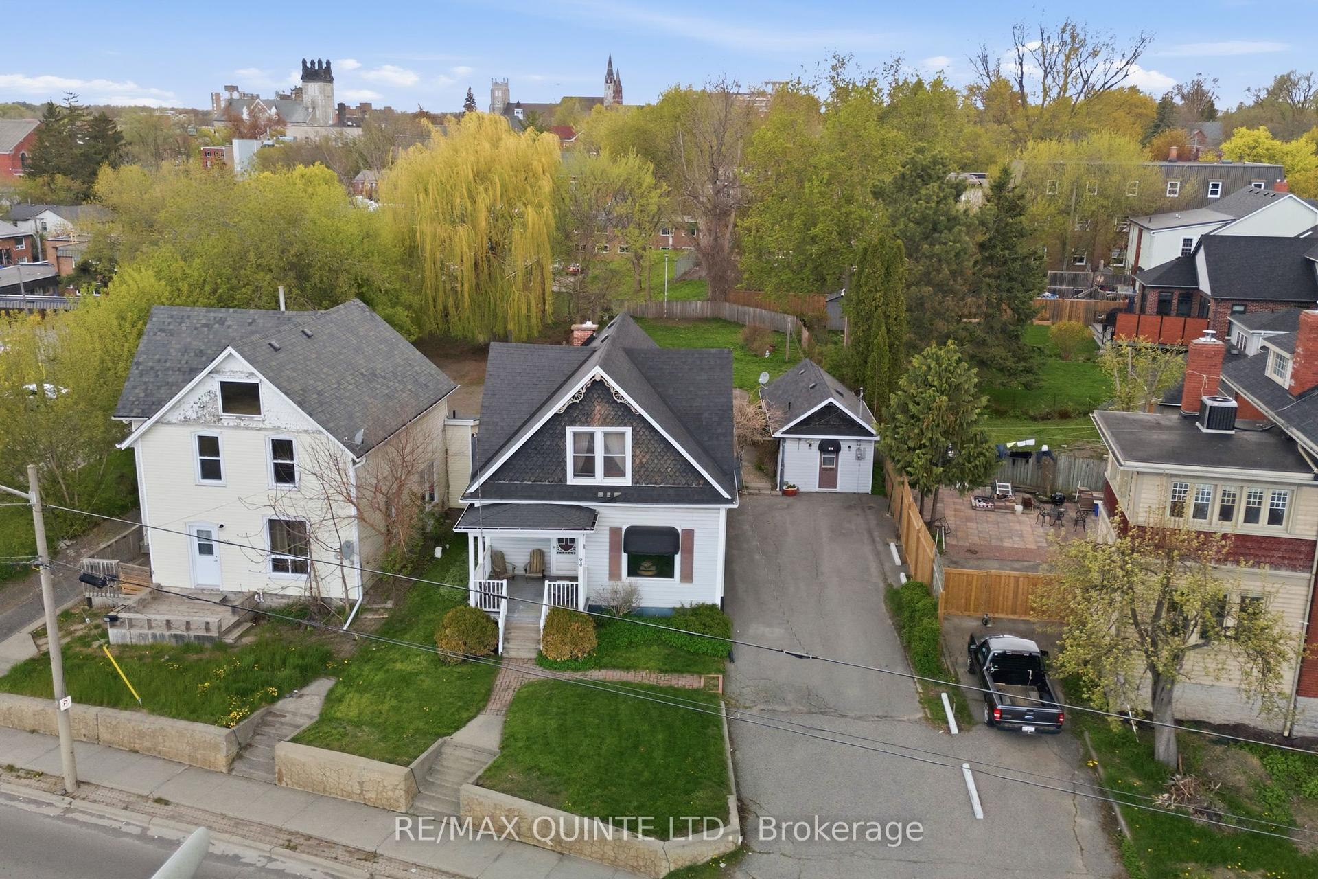 94 Dundas Street E — photo 1