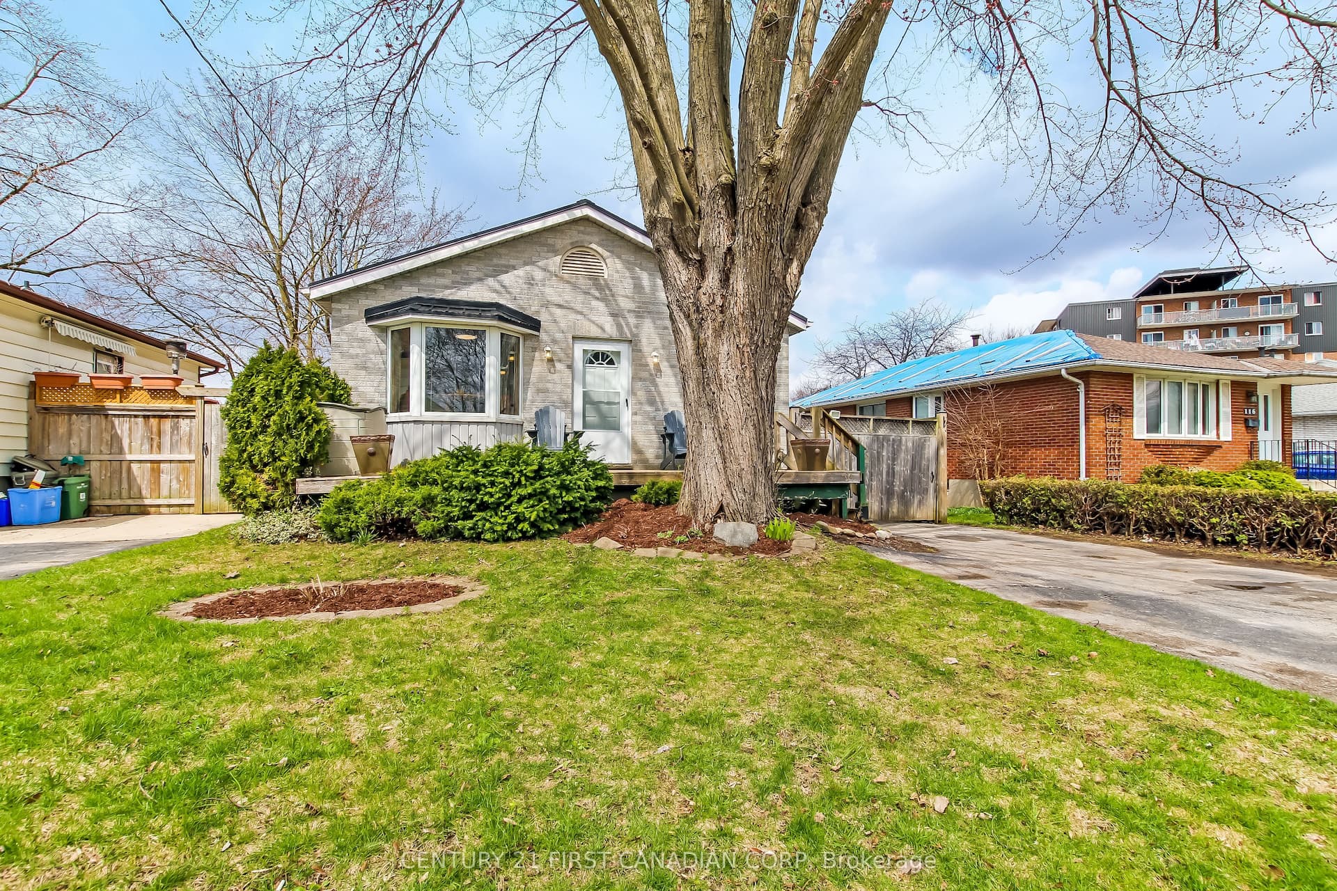 114 Connaught Avenue — photo 1