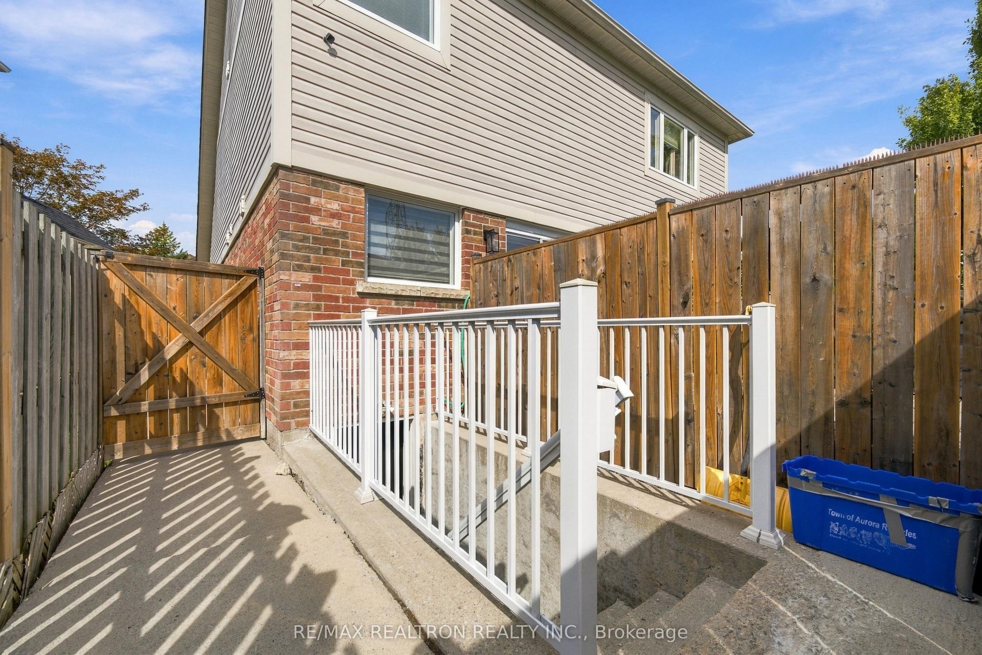 27 Watkins Glen Crescent, Aurora — Detached for lease, photo 1