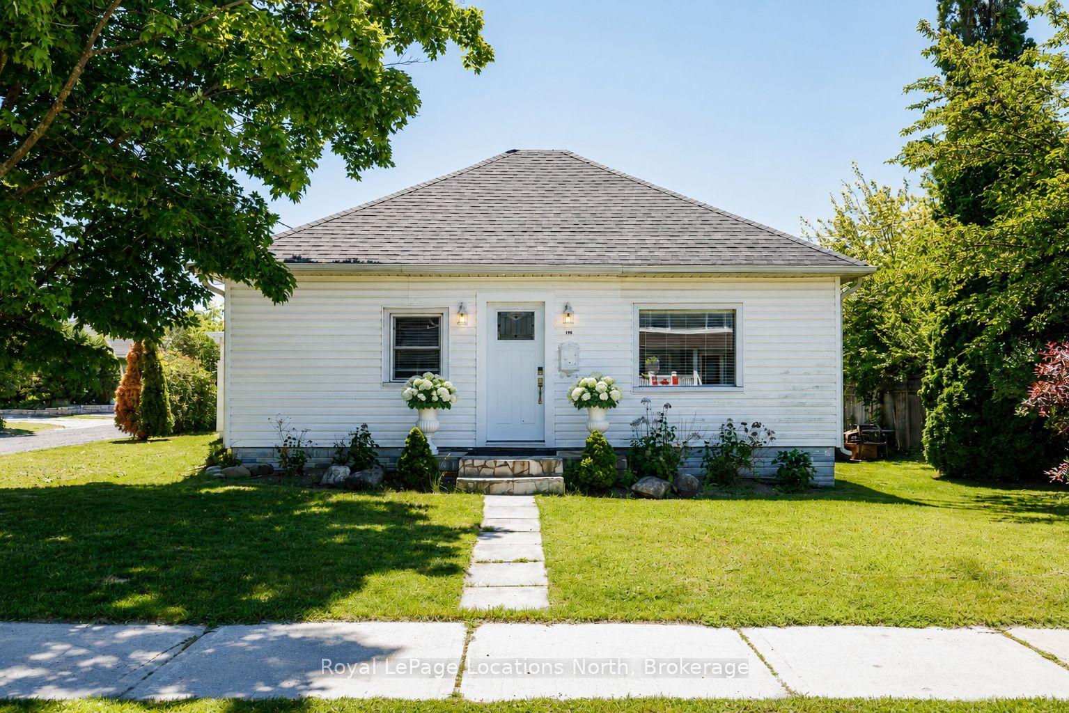 196 SIMCOE Street — photo 1