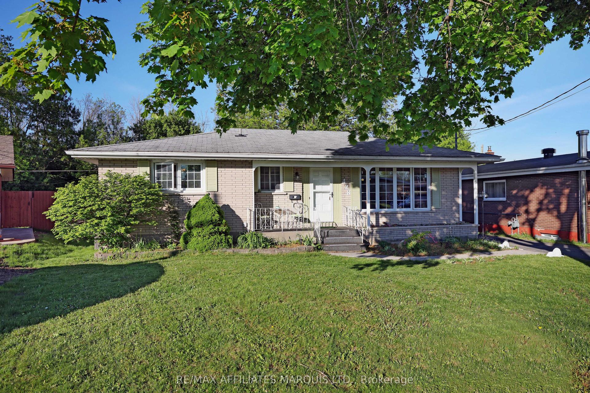 428 Bellevue Crescent — photo 1