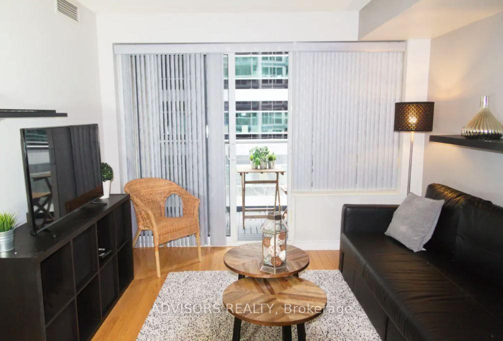 270 Wellington Street 413 #413 — photo 1