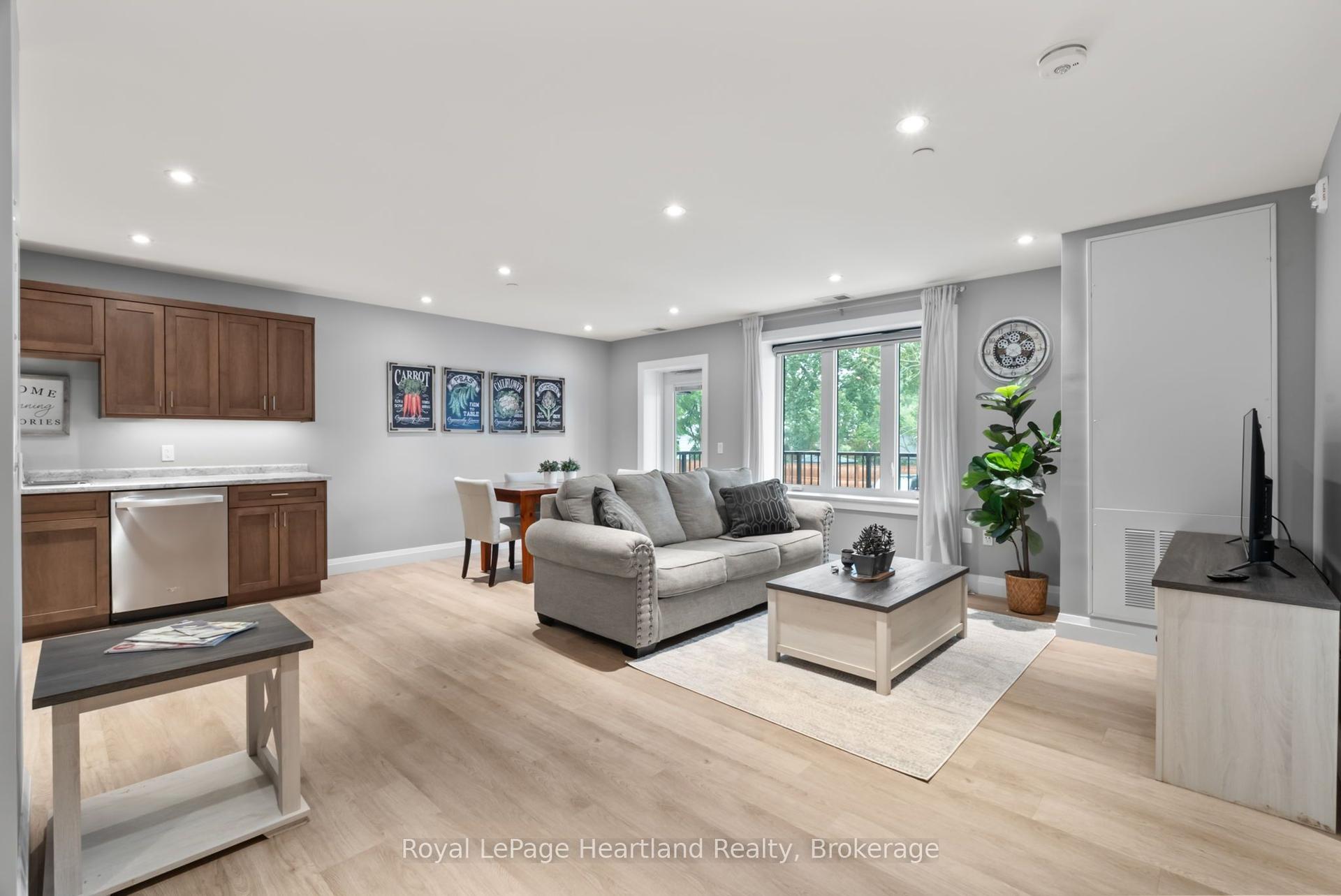 187 VICTORIA Street W 214 #214, North Huron — Multiplex for lease, photo 1