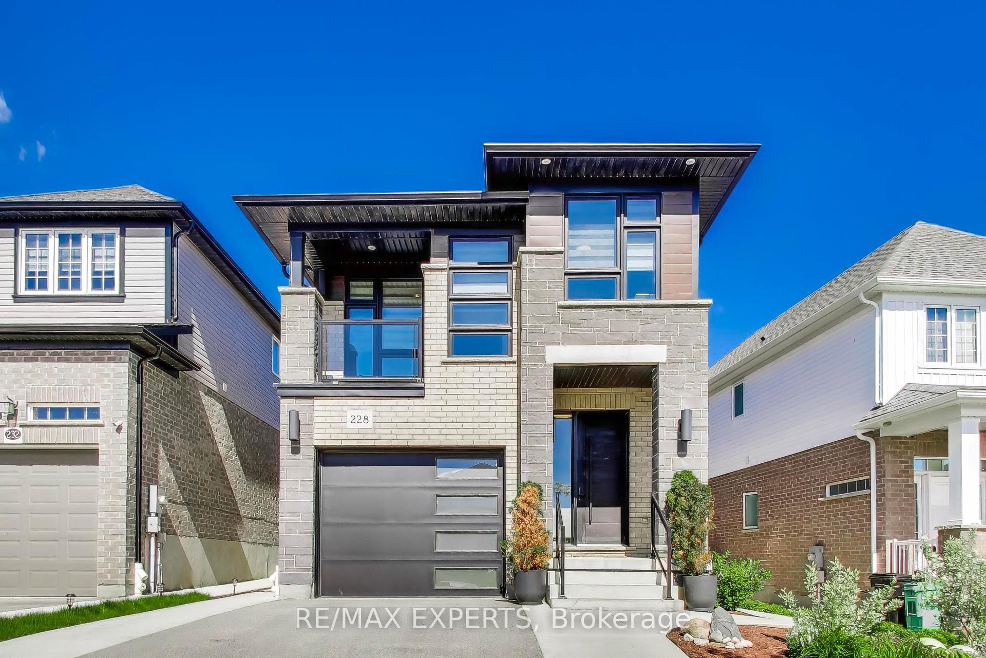 228 Woodbine Avenue, Kitchener — Detached for sale, photo 1