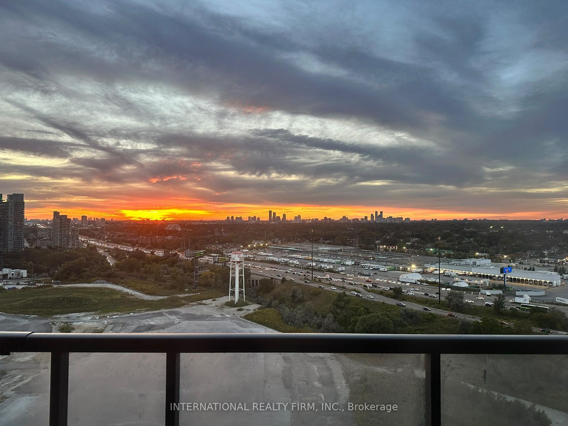 38 Annie Craig Drive 2210 #2210, Toronto — Condo for sale, photo 1
