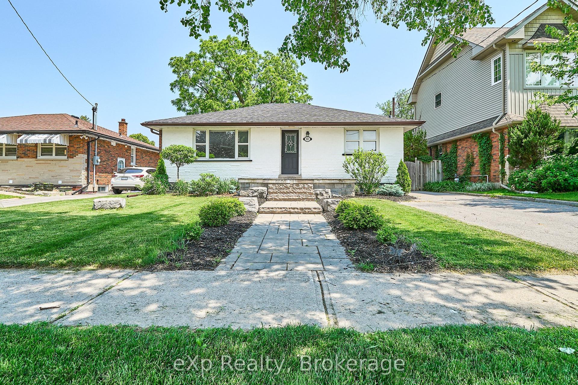 111 Riverside Drive N — photo 1