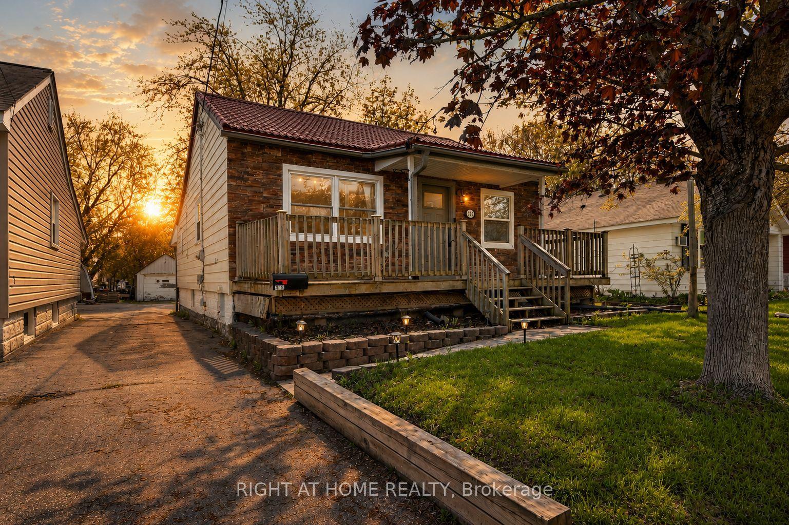 313 MARY Street — photo 1