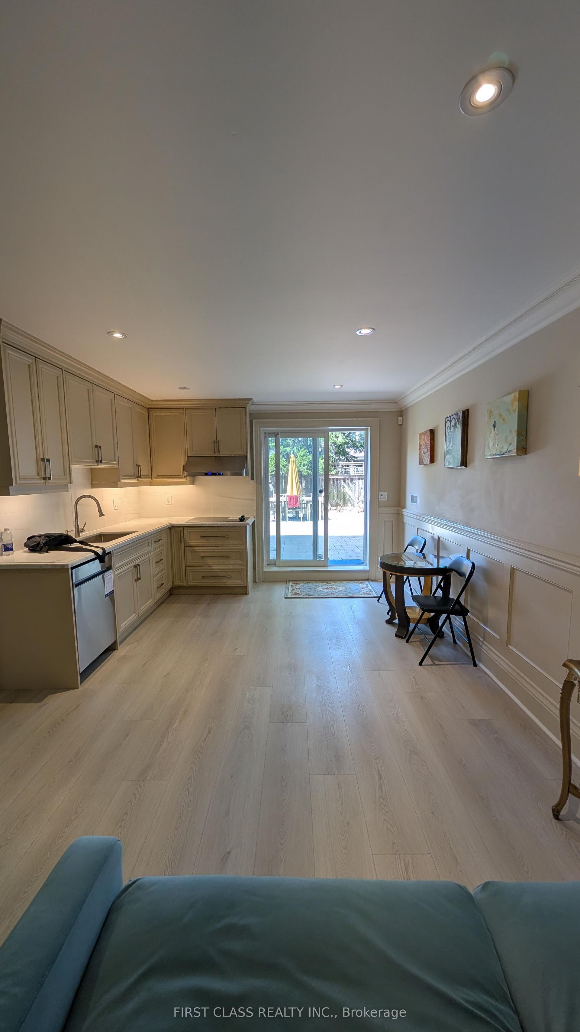 424 Roehampton Avenue Main #Main — photo 1