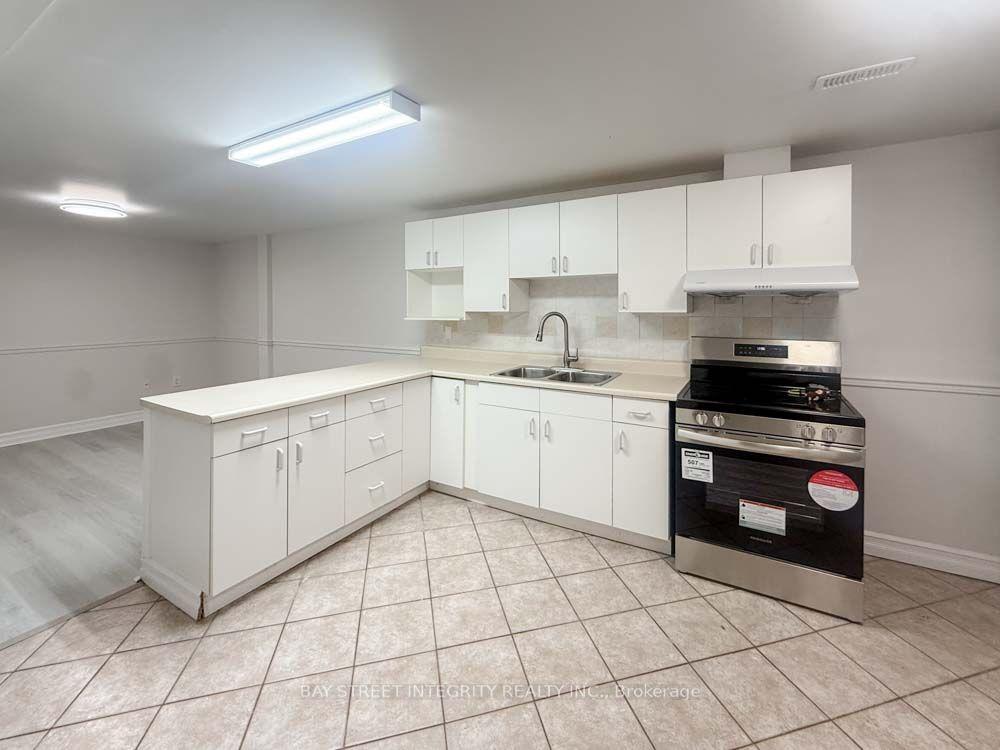 130 Kingslake Road Lower #Lower — photo 1