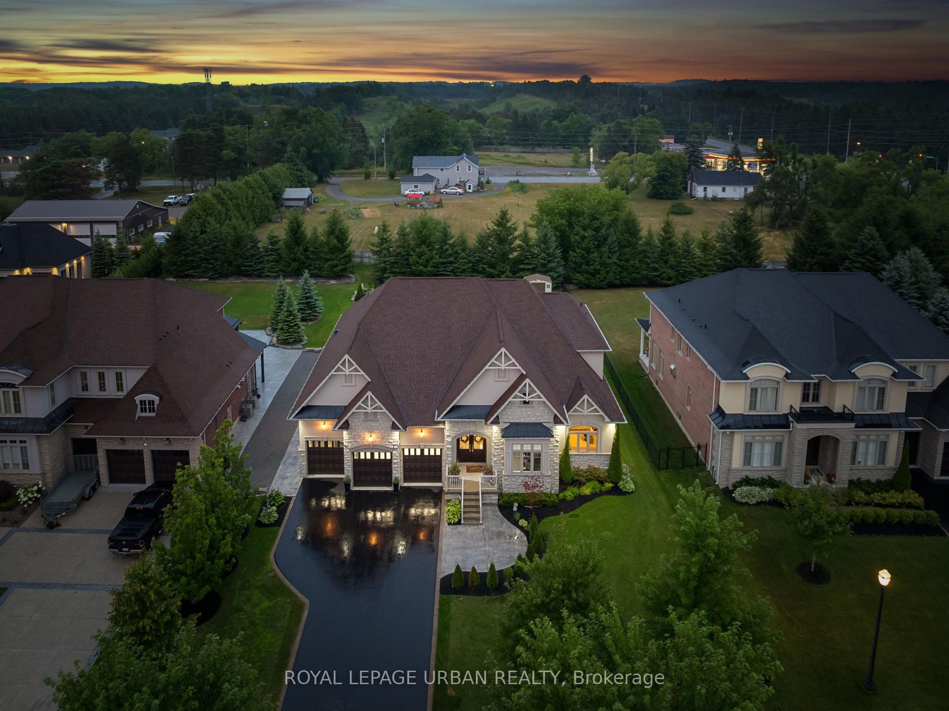15 Country Club Crescent — photo 1