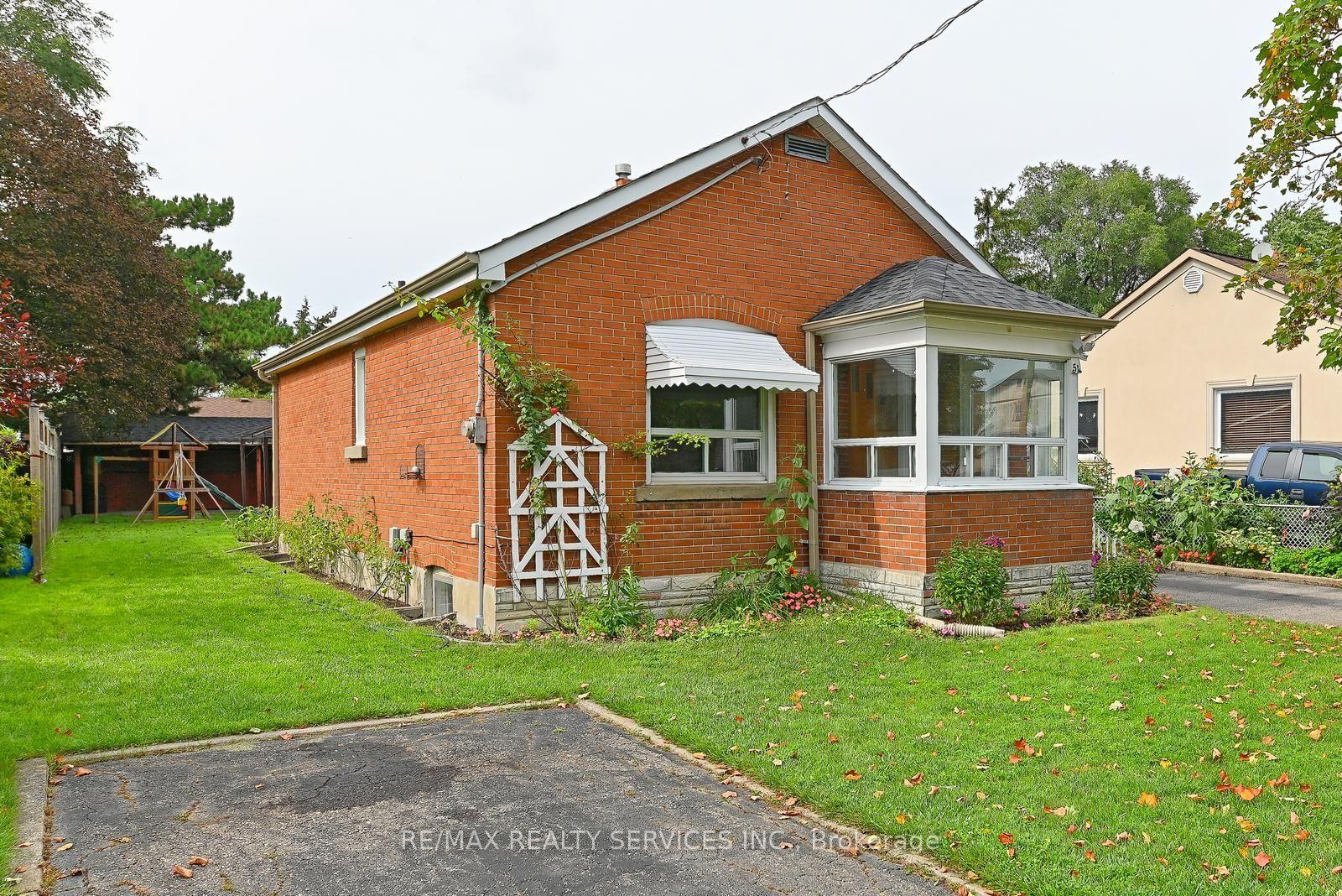 54 Woodward Avenue, Brampton — Detached for sale, photo 1