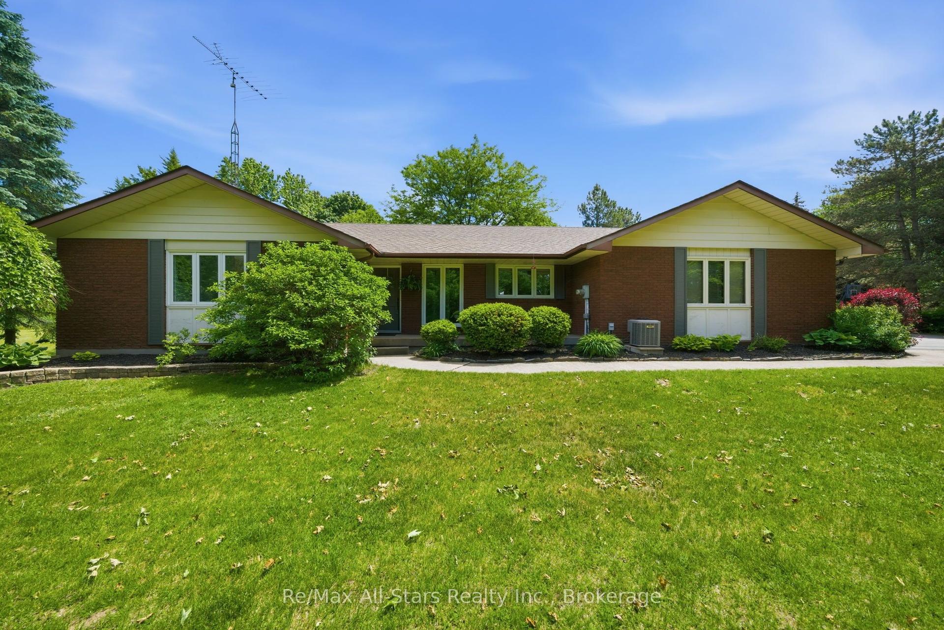 2407 Ashbridge Road — photo 1