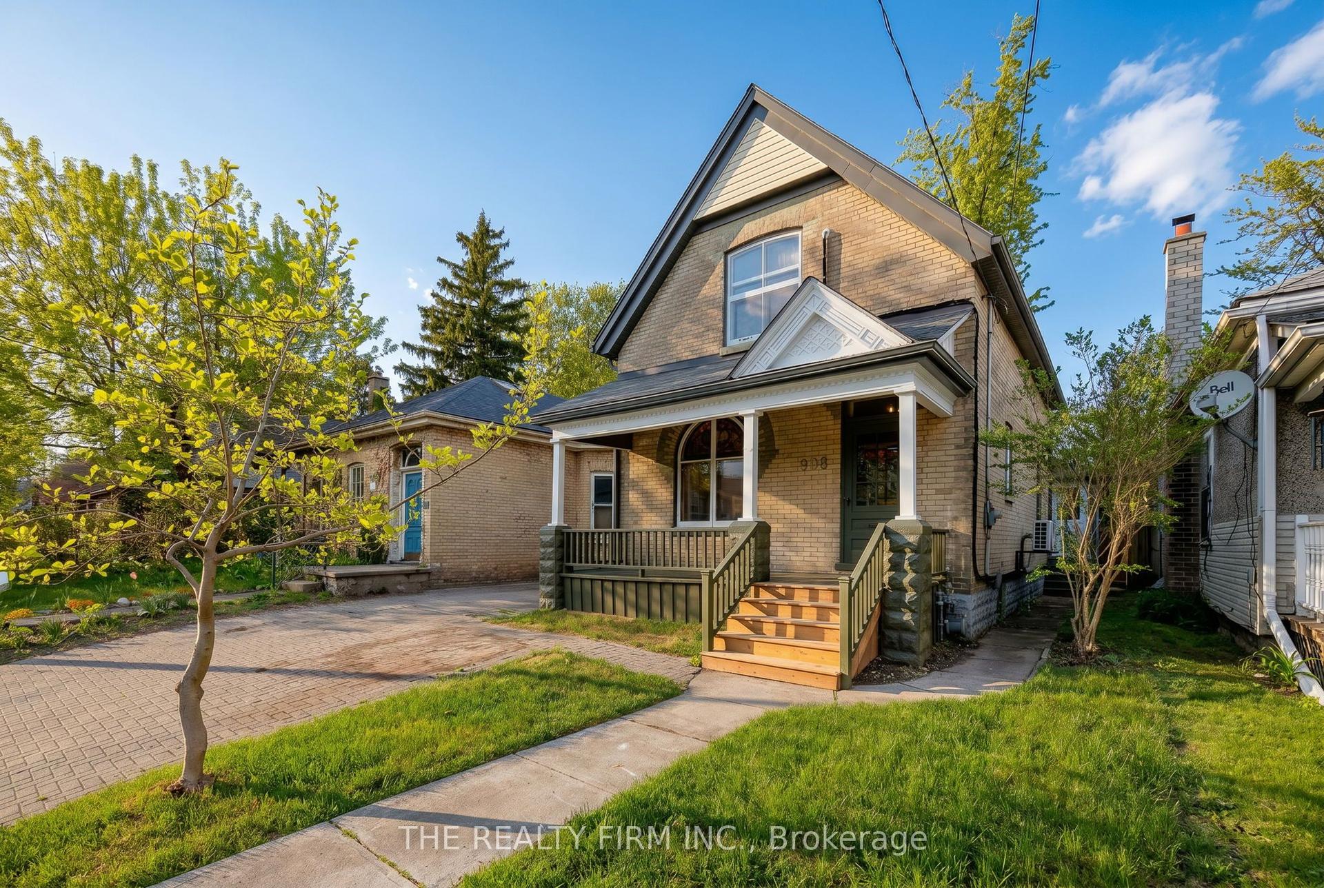 908 Dufferin Avenue — photo 1