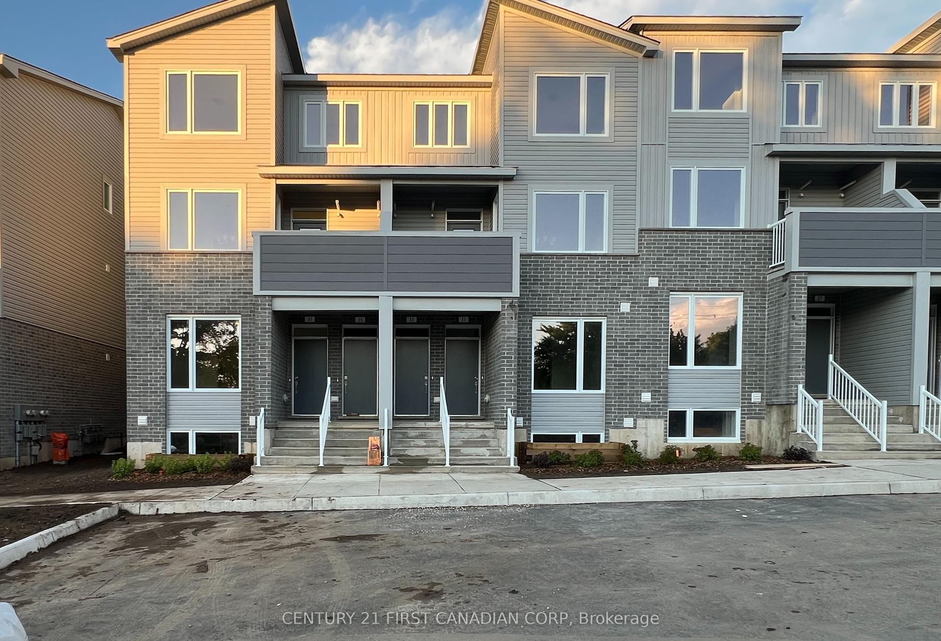 990 Deveron Crescent 37 #37 — photo 1