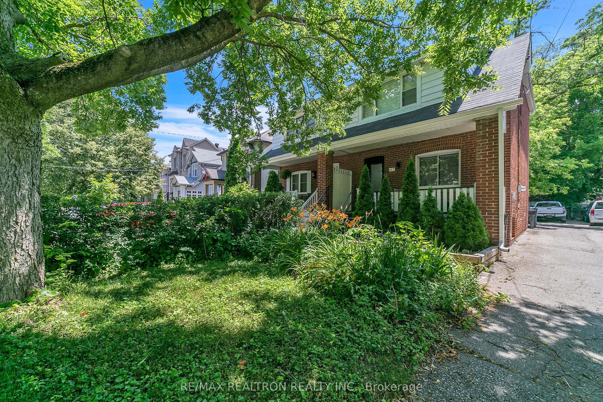 327 Deloraine Avenue, Toronto — Semi-Detached for sale, photo 1