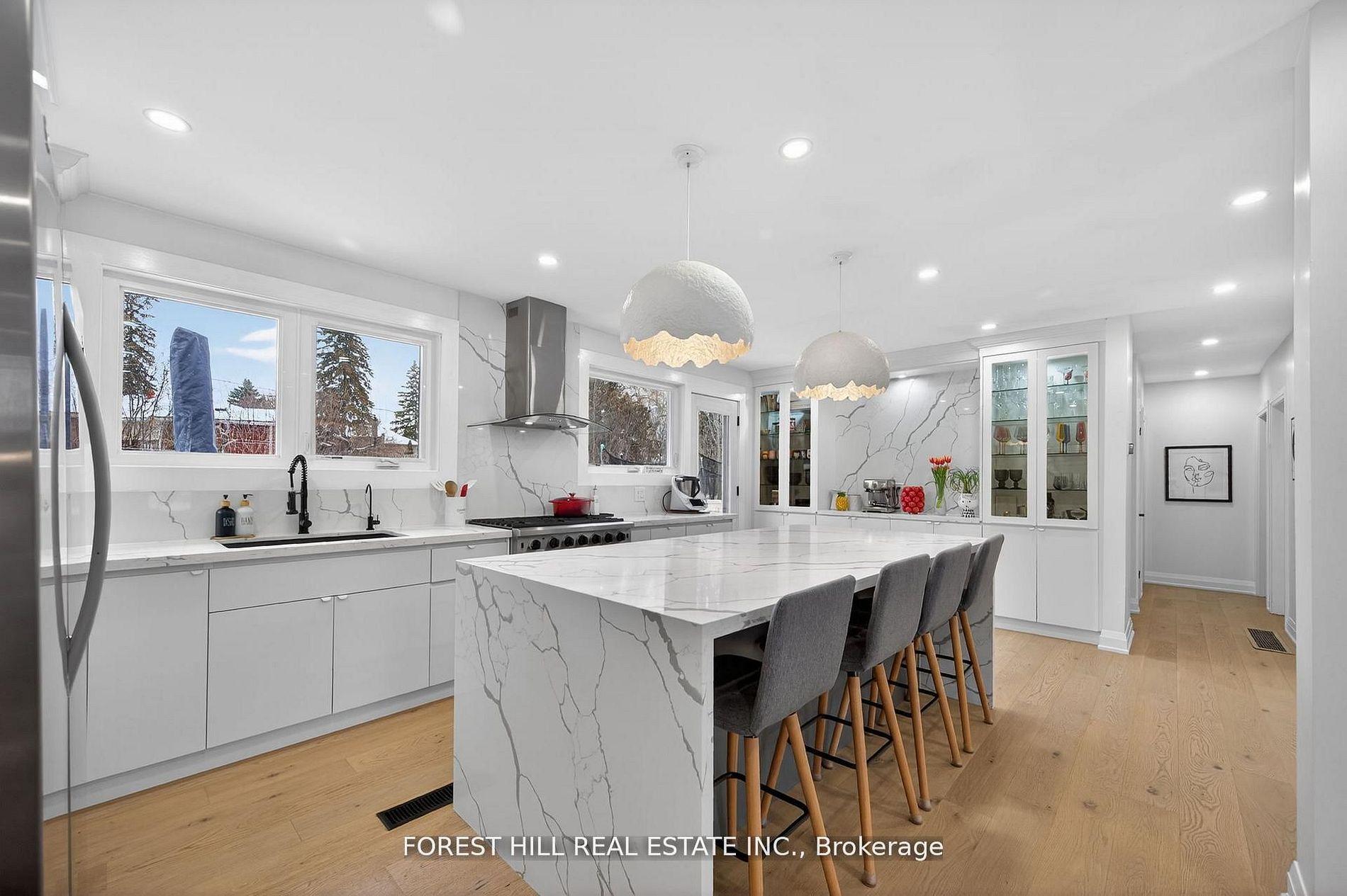 4 Holman Crescent — photo 1