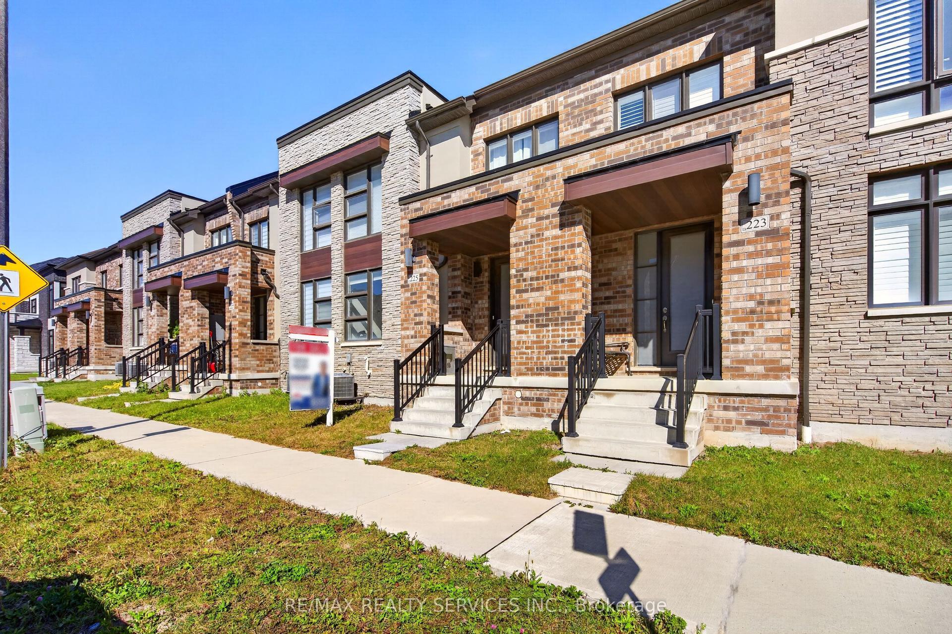225 Coronation Road, Whitby — Townhouse for lease, photo 1