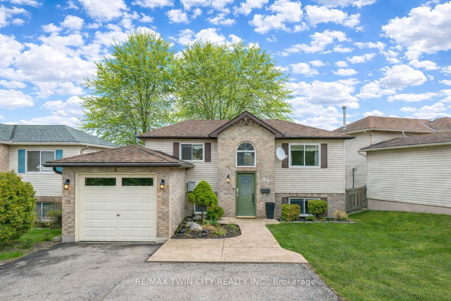 99 Canrobert Street — photo 1