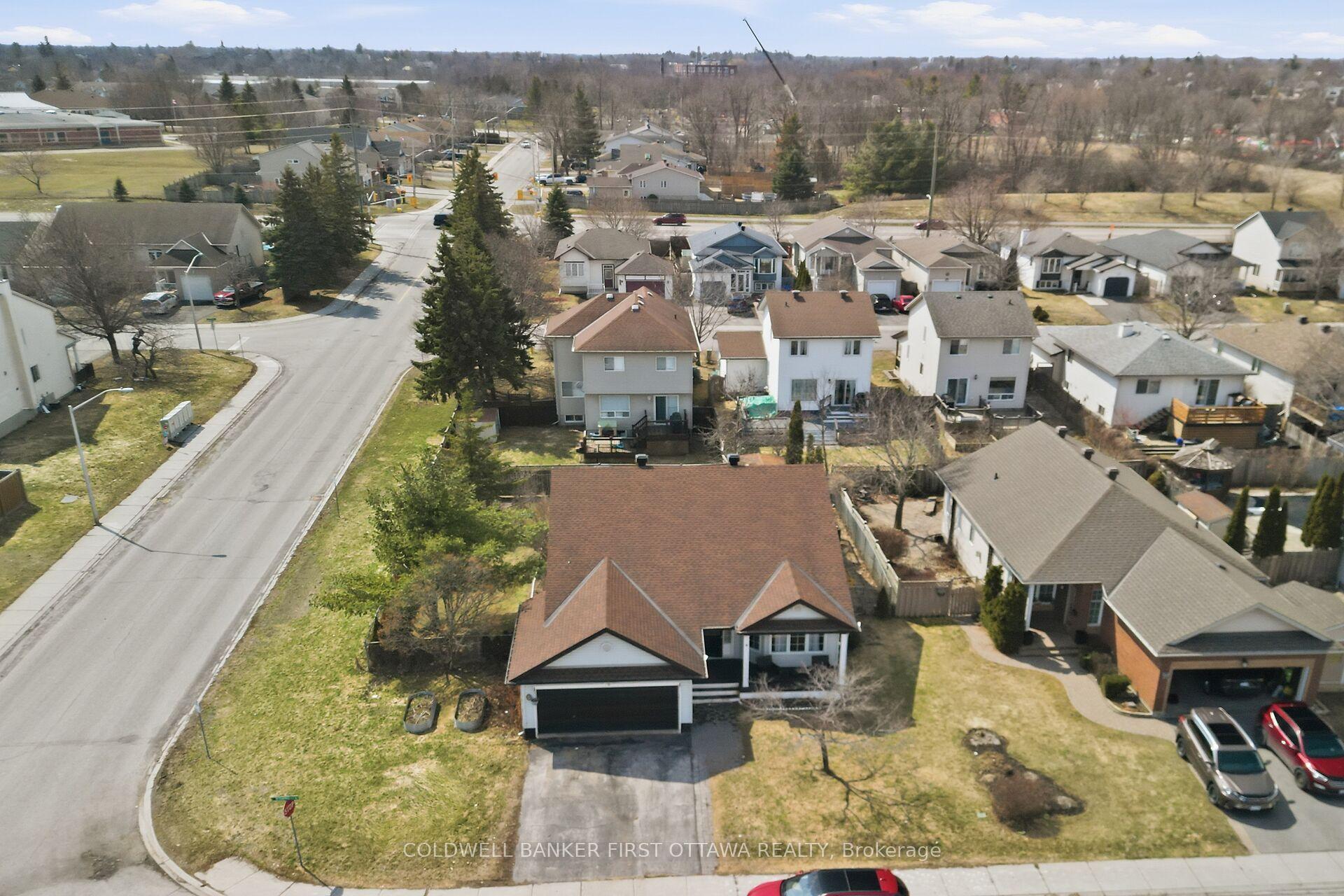 4 Mcdiarmid Lane N — photo 1