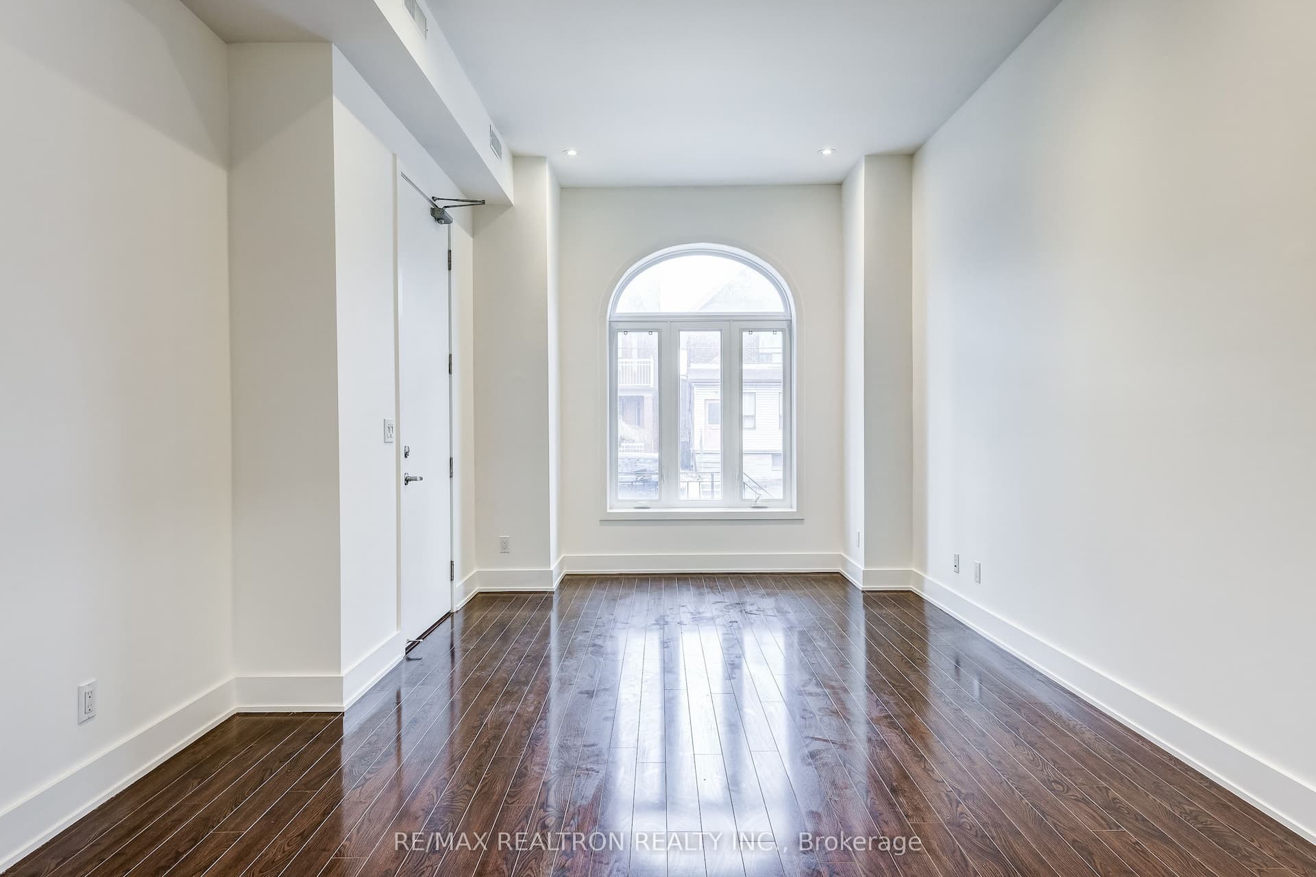 588 Ossington Avenue — photo 1