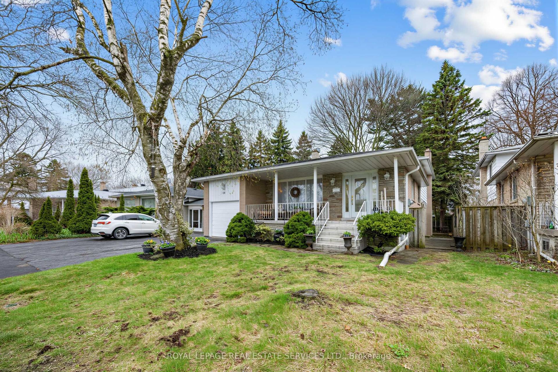 16 Donnacona Crescent — photo 1