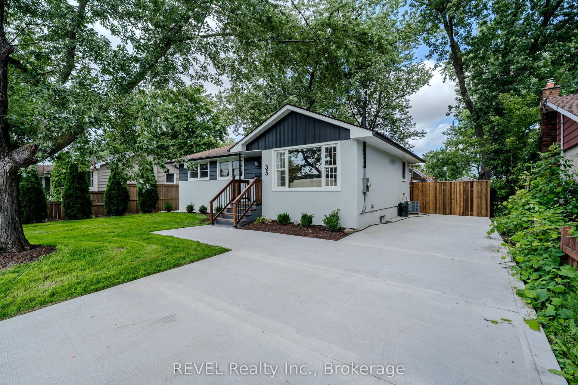 35 Burness Drive, St. Catharines — Detached for sale, photo 1