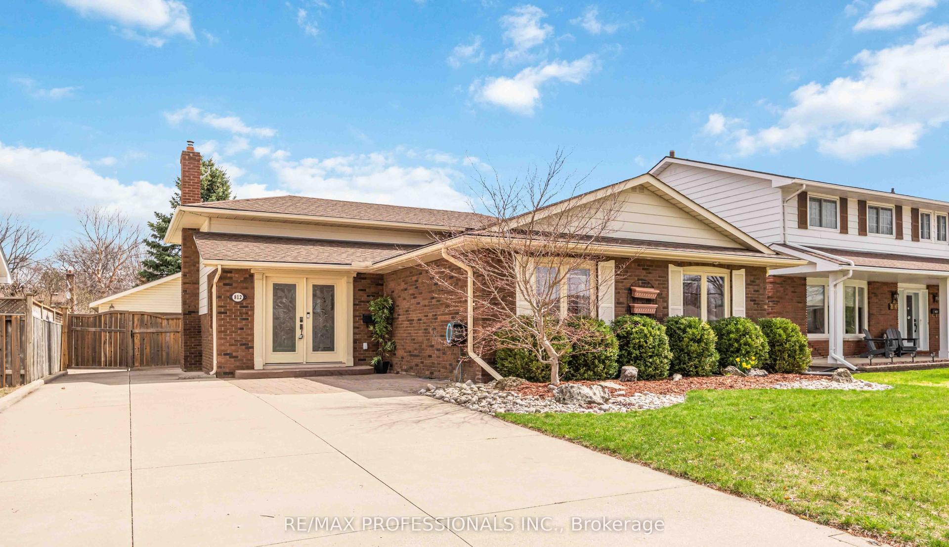 812 Danbury Crescent — photo 1