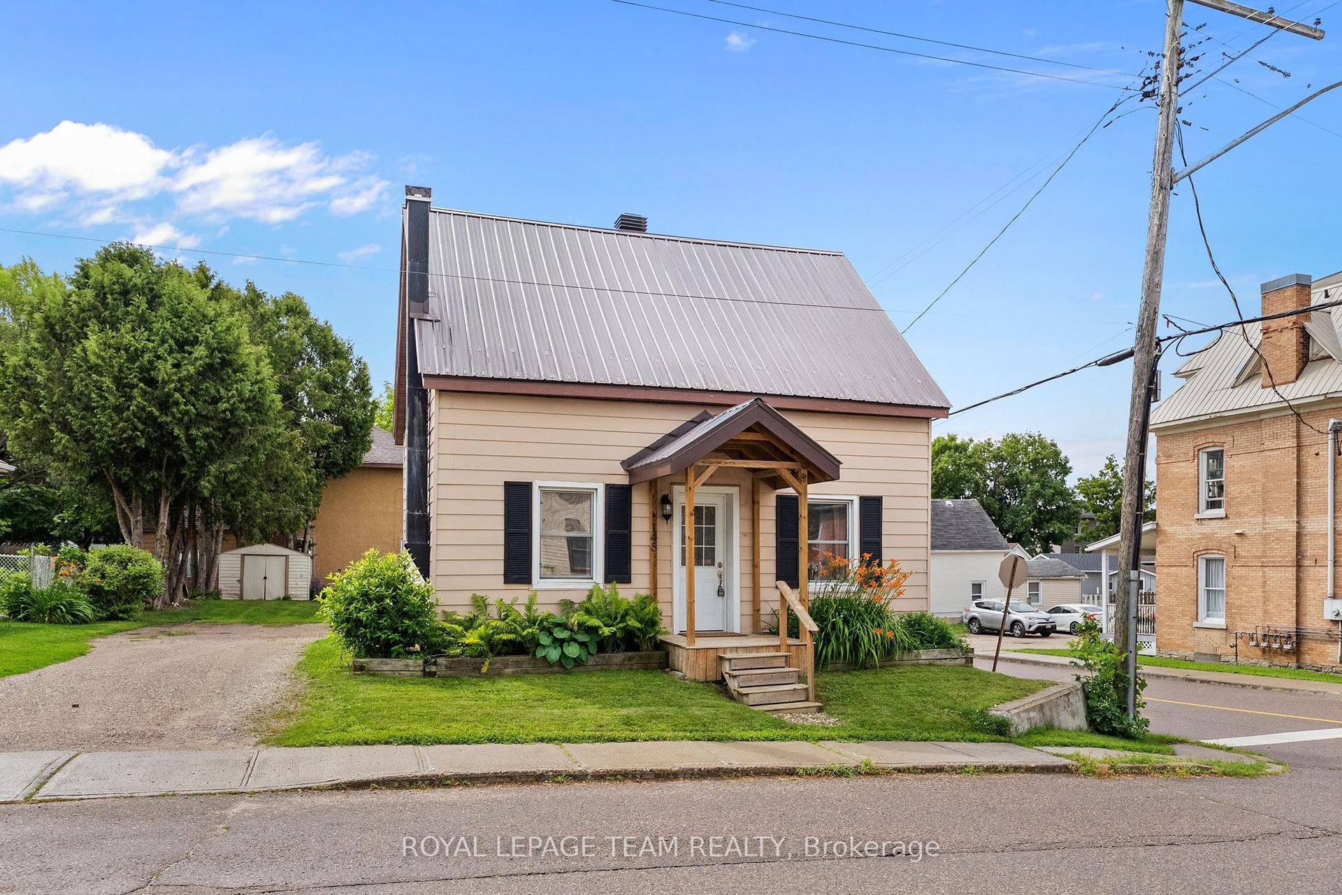 145 Munroe Avenue W, Renfrew — Detached for sale, photo 1