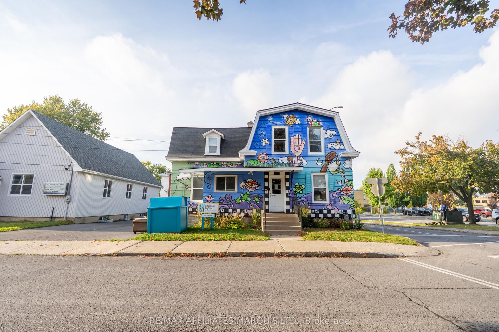 101 Third Street W — photo 1