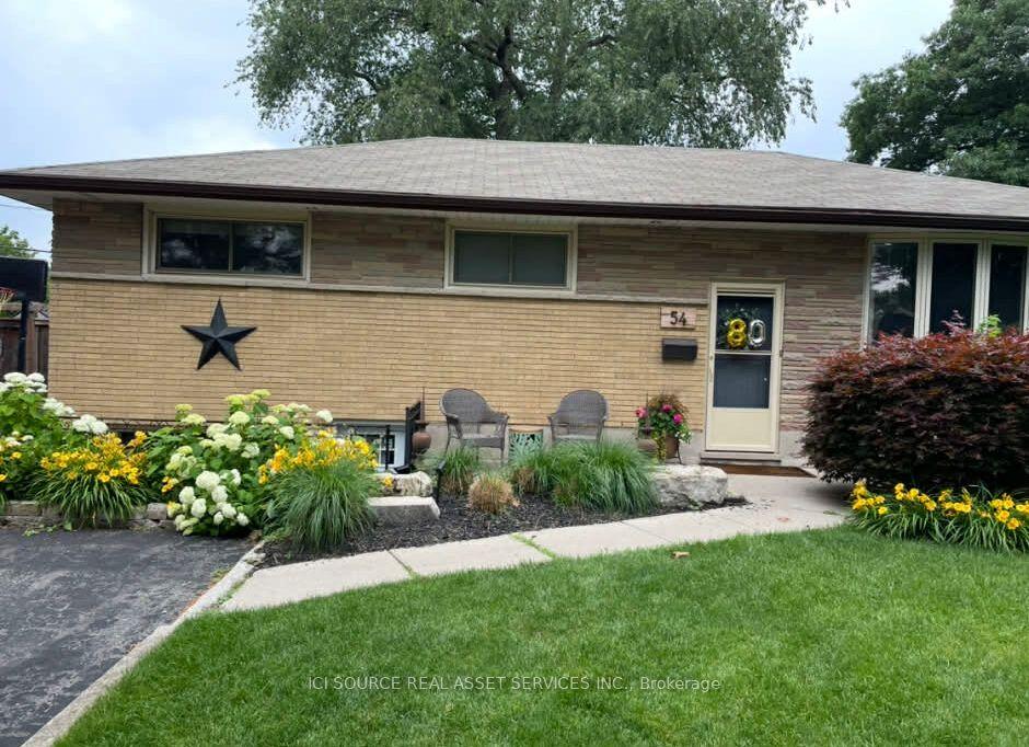 54 Rockwyn Crescent — photo 1