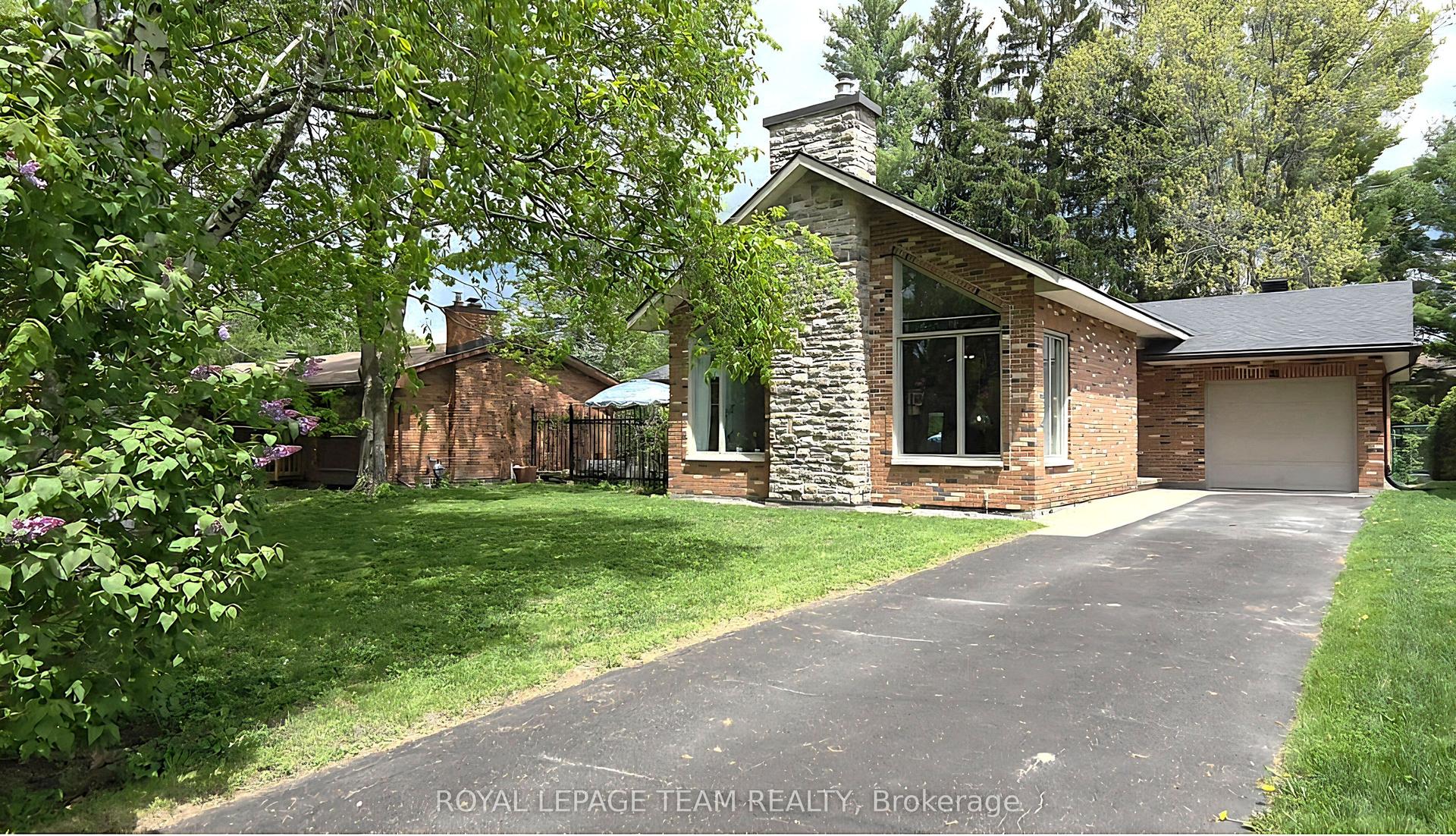 33 Rutherford Crescent — photo 1