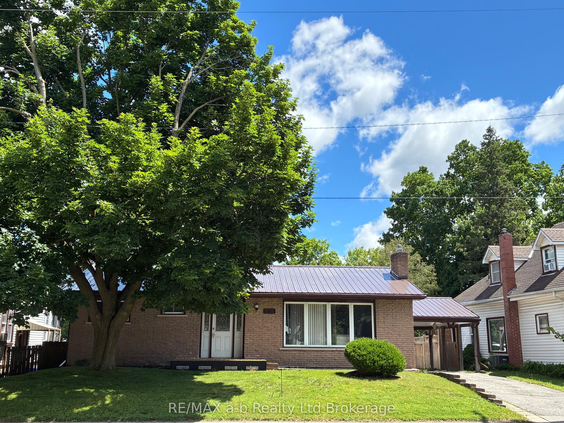 318 Broadway Street — photo 1