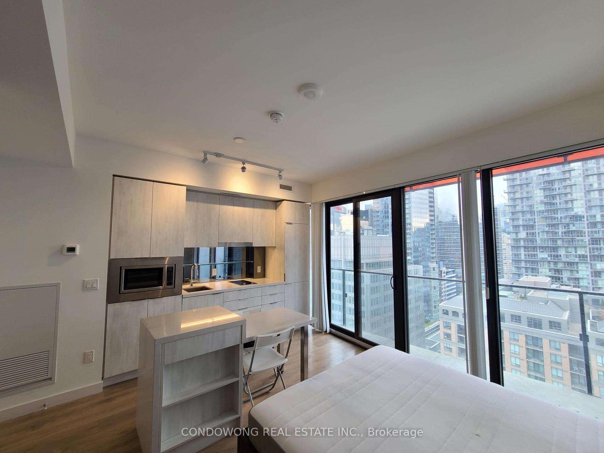 215 Queen Street W 2012 #2012, Toronto — Condo for lease, photo 1