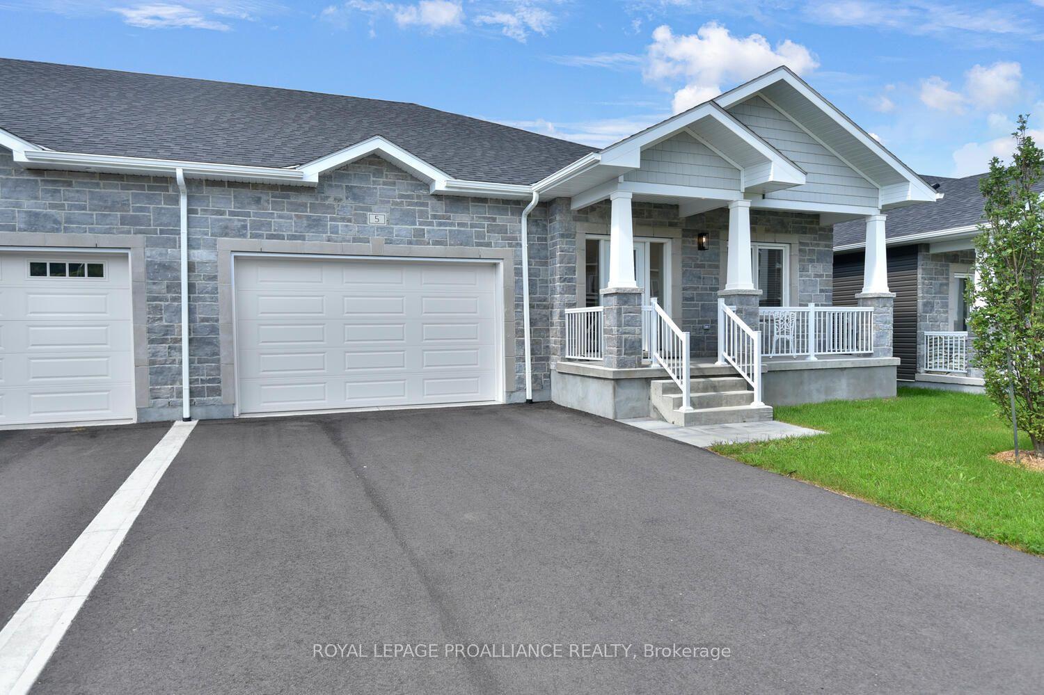 33 Douglas Marshall Crescent, Brockville — Townhouse for sale, photo 1