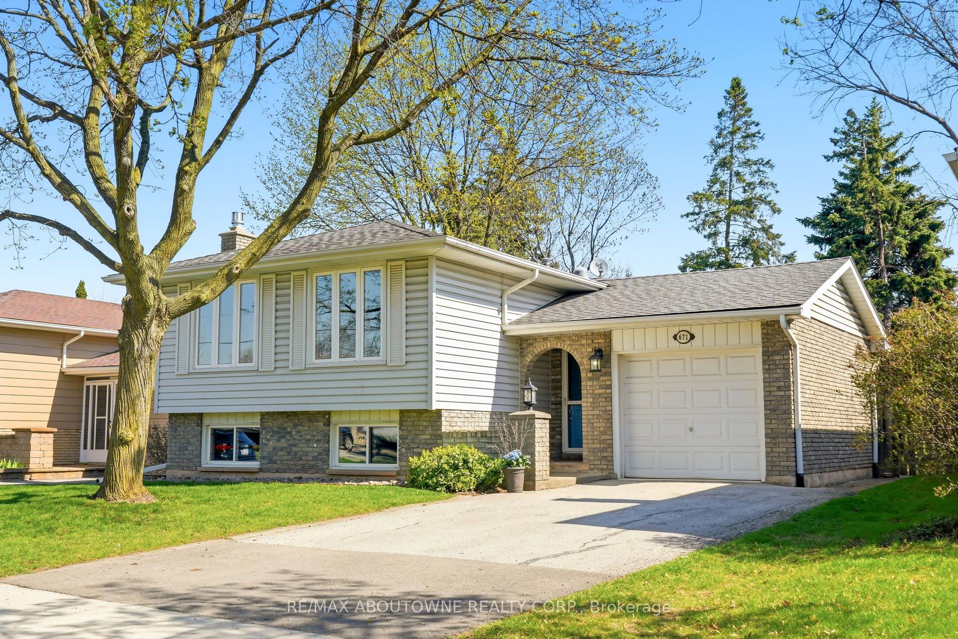 671 Woodview Road — photo 1