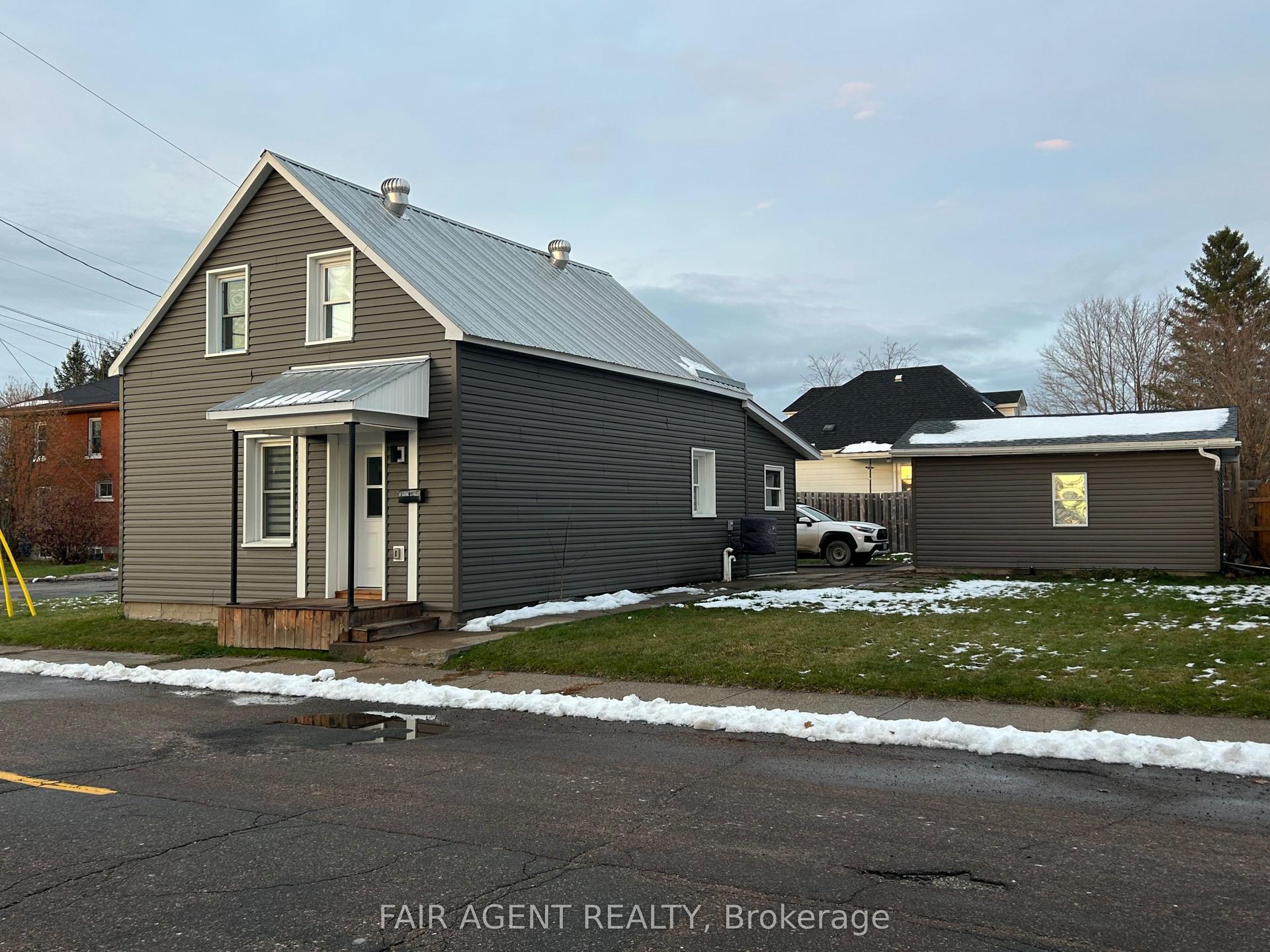 81 BANK Street S — photo 1