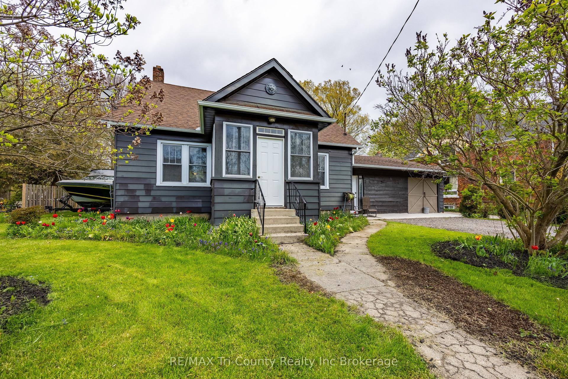 33 Wellington Street — photo 1