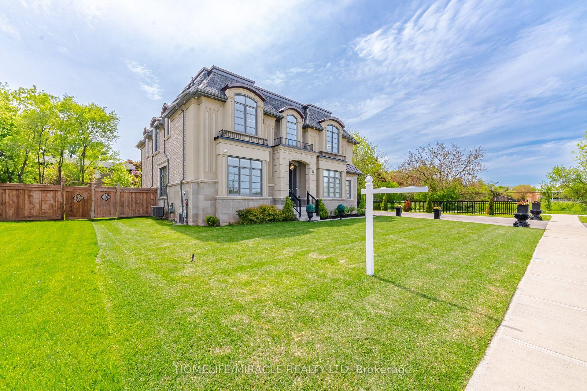 225 Prince George Crescent — photo 1