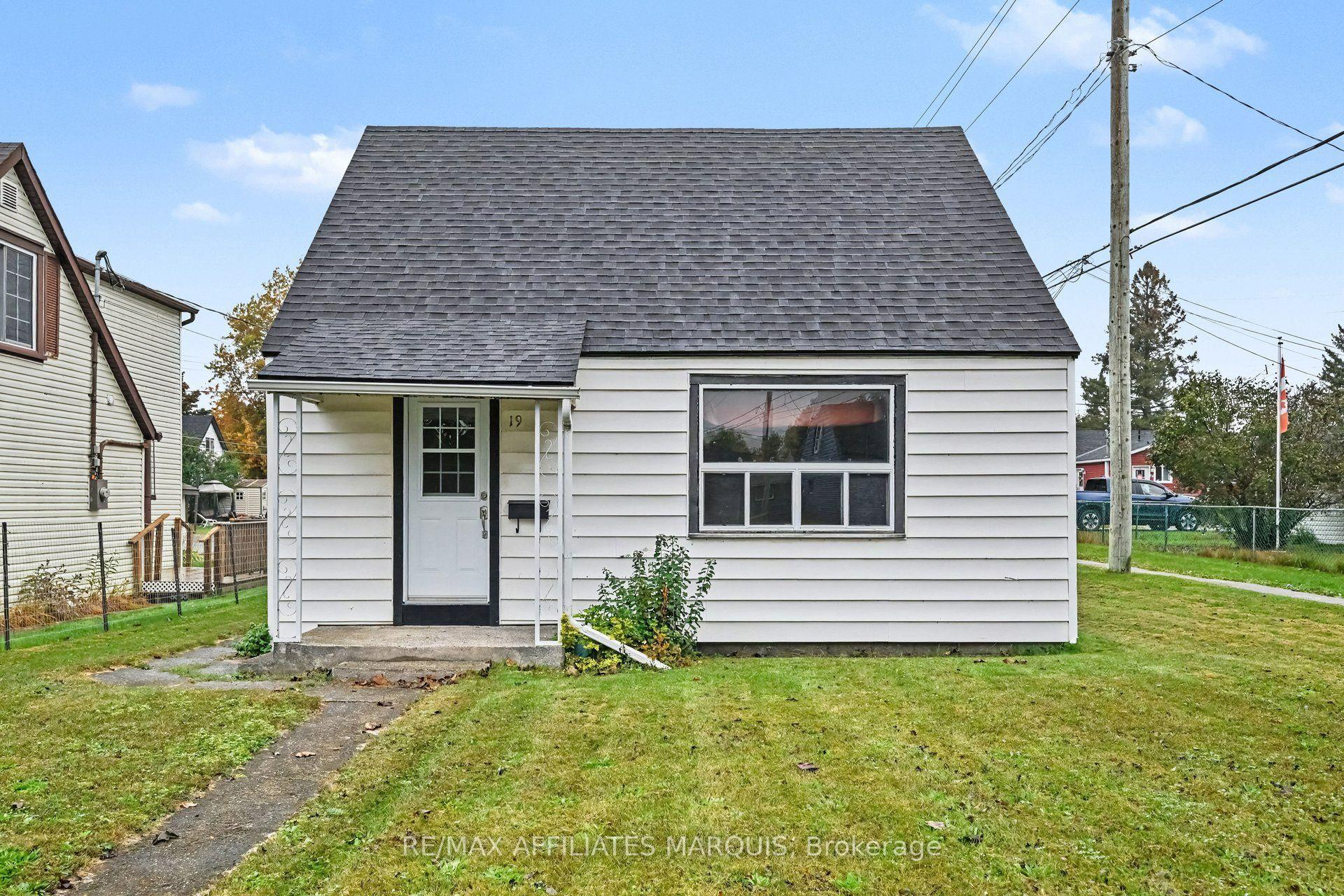 19 Churchill Crescent, Smiths Falls — Detached for sale, photo 1