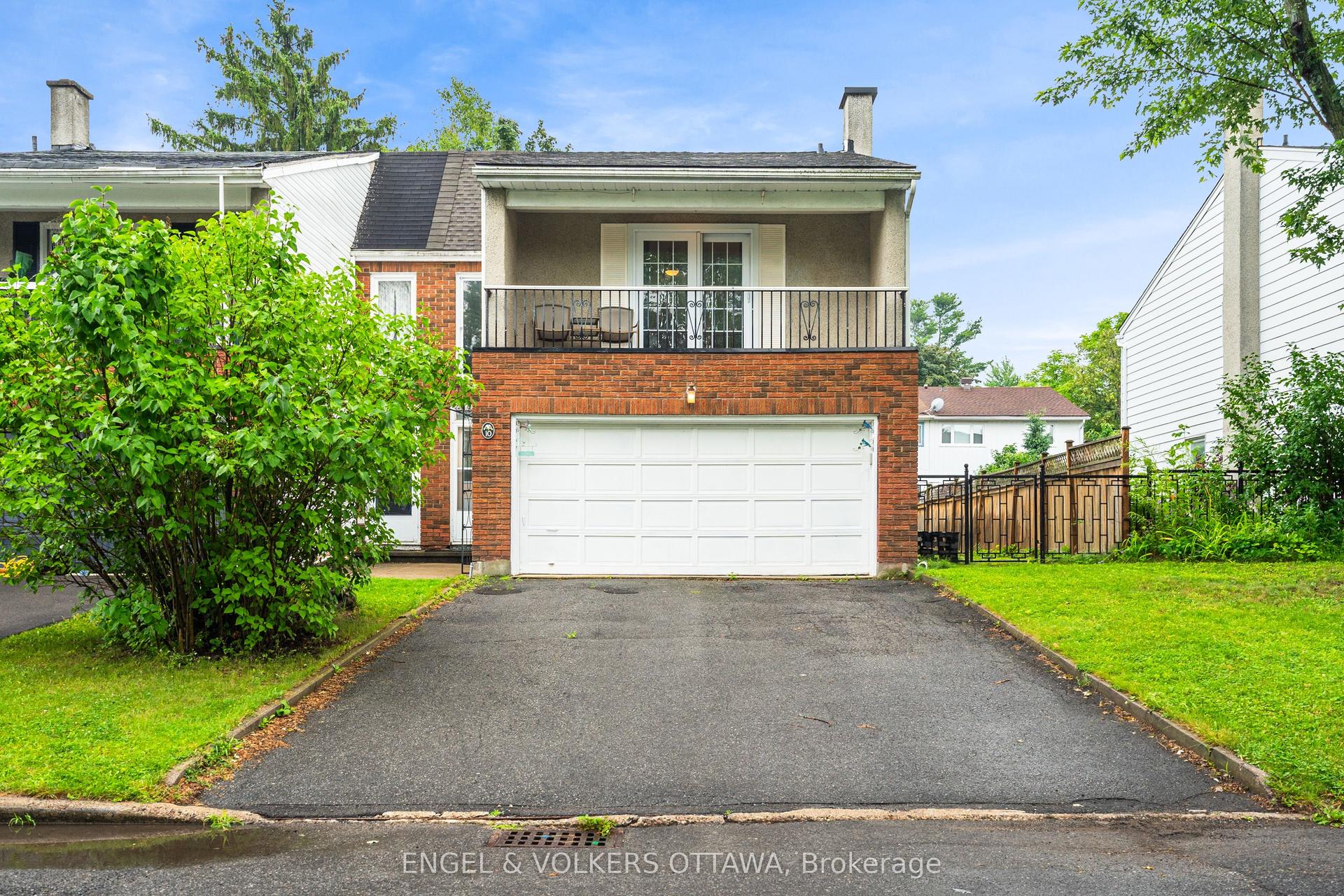 10 Estelle Crescent, South of Baseline to Knoxdale — Townhouse for sale, photo 1