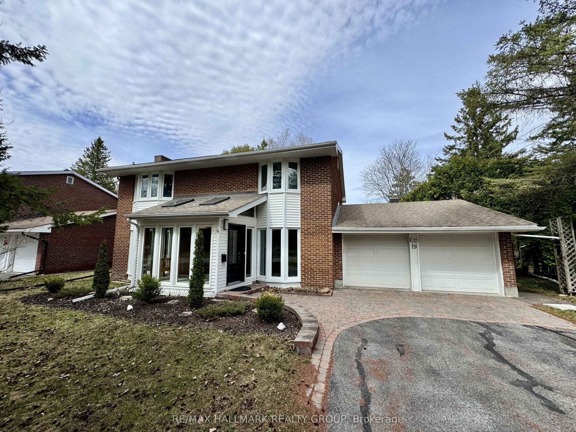 19 Kingsford Crescent — photo 1