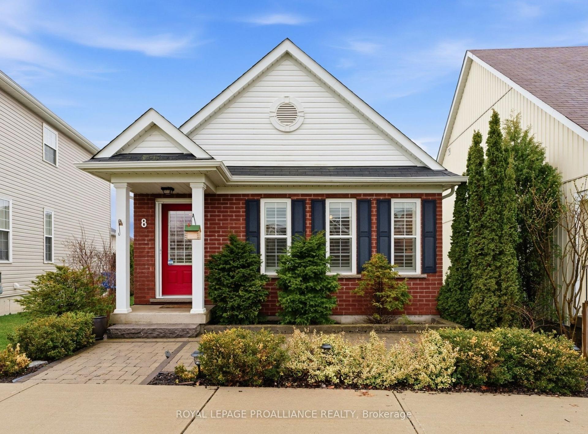 8 Bigwood Crescent — photo 1