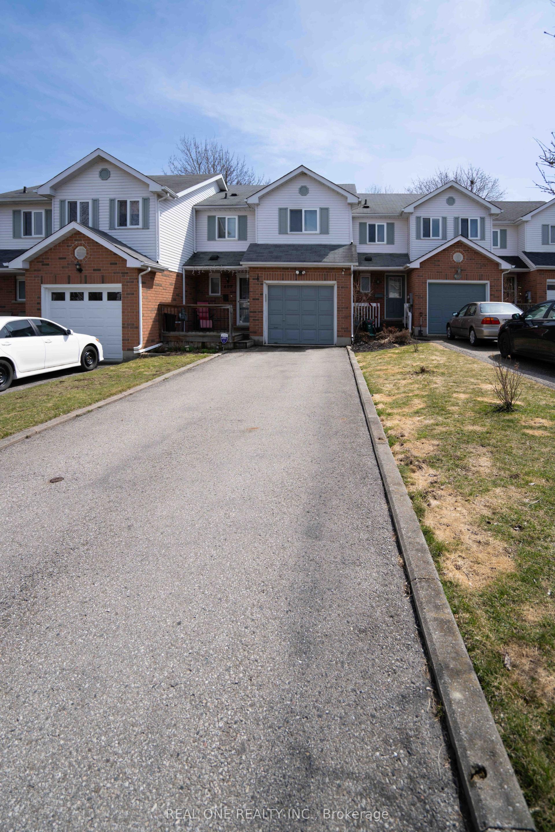 407 Downsview Place, Waterloo — Townhouse for lease, photo 1