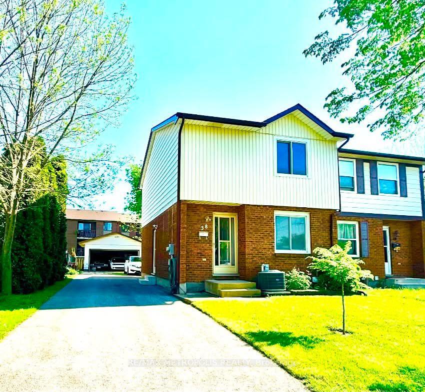 38 Dougherty Crescent — photo 1