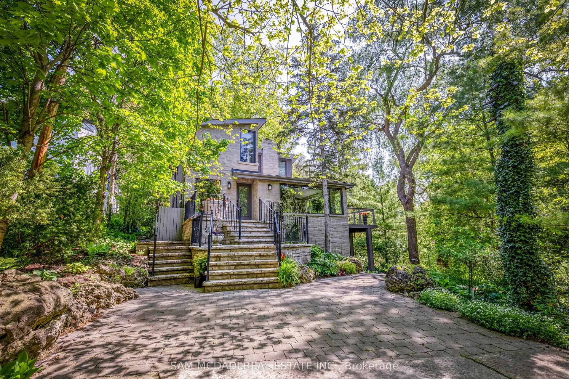 1273 Queen Victoria Avenue — photo 1