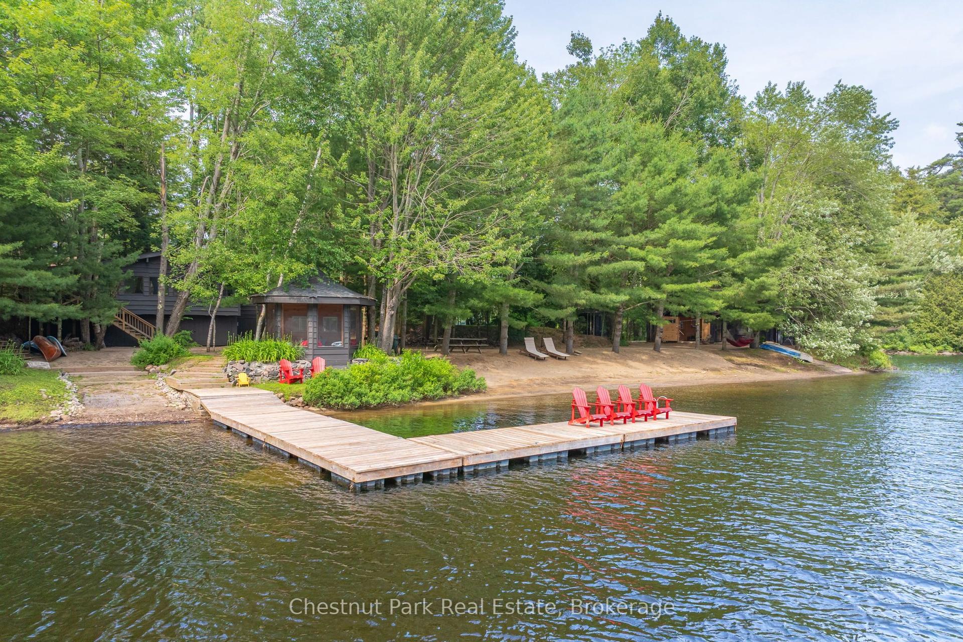 1071 STRACHAN POINT Road, Muskoka Lakes — Detached for sale, photo 1