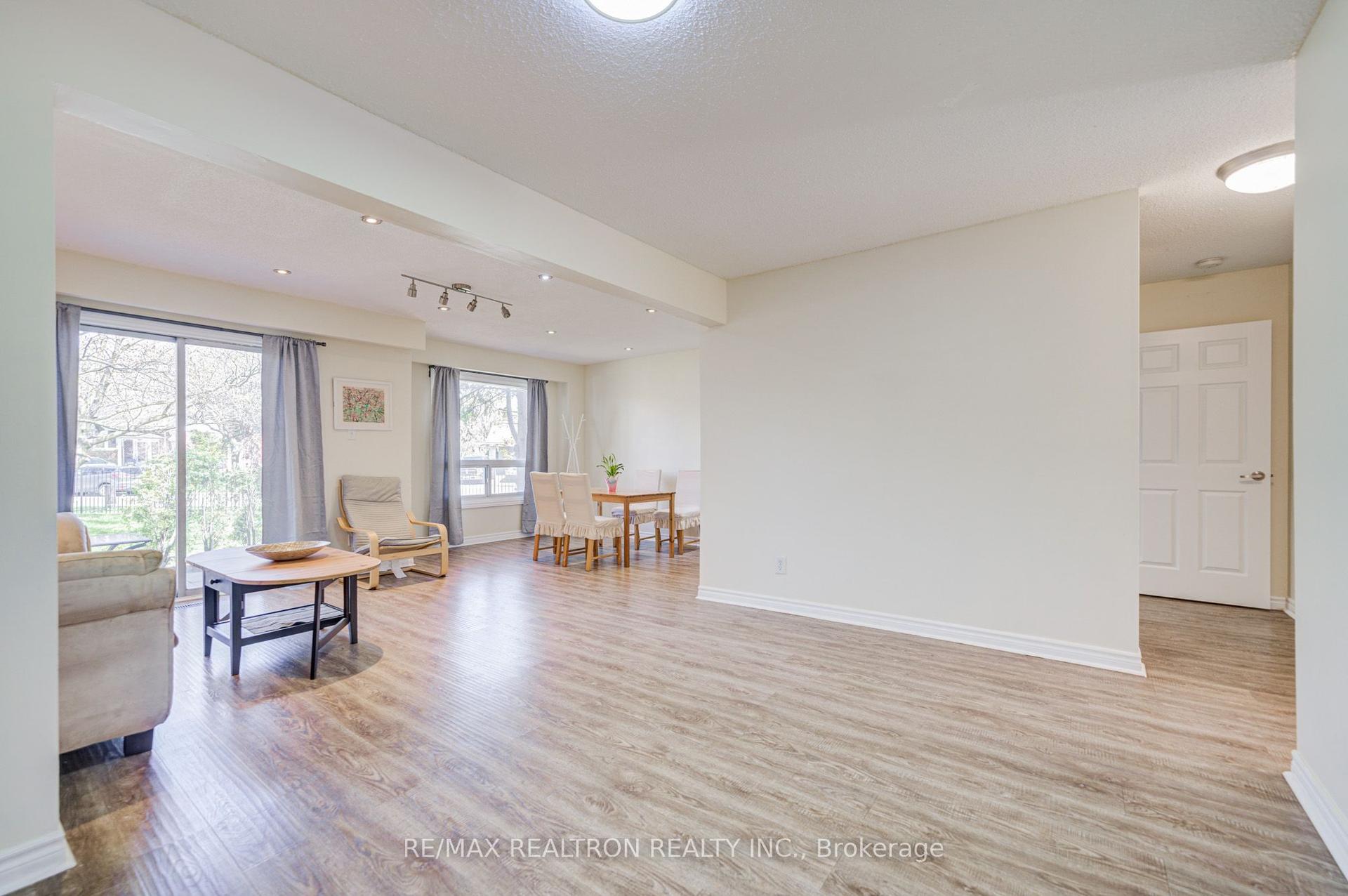 1180 Mississauga Valley Boulevard 14 #14 — photo 1