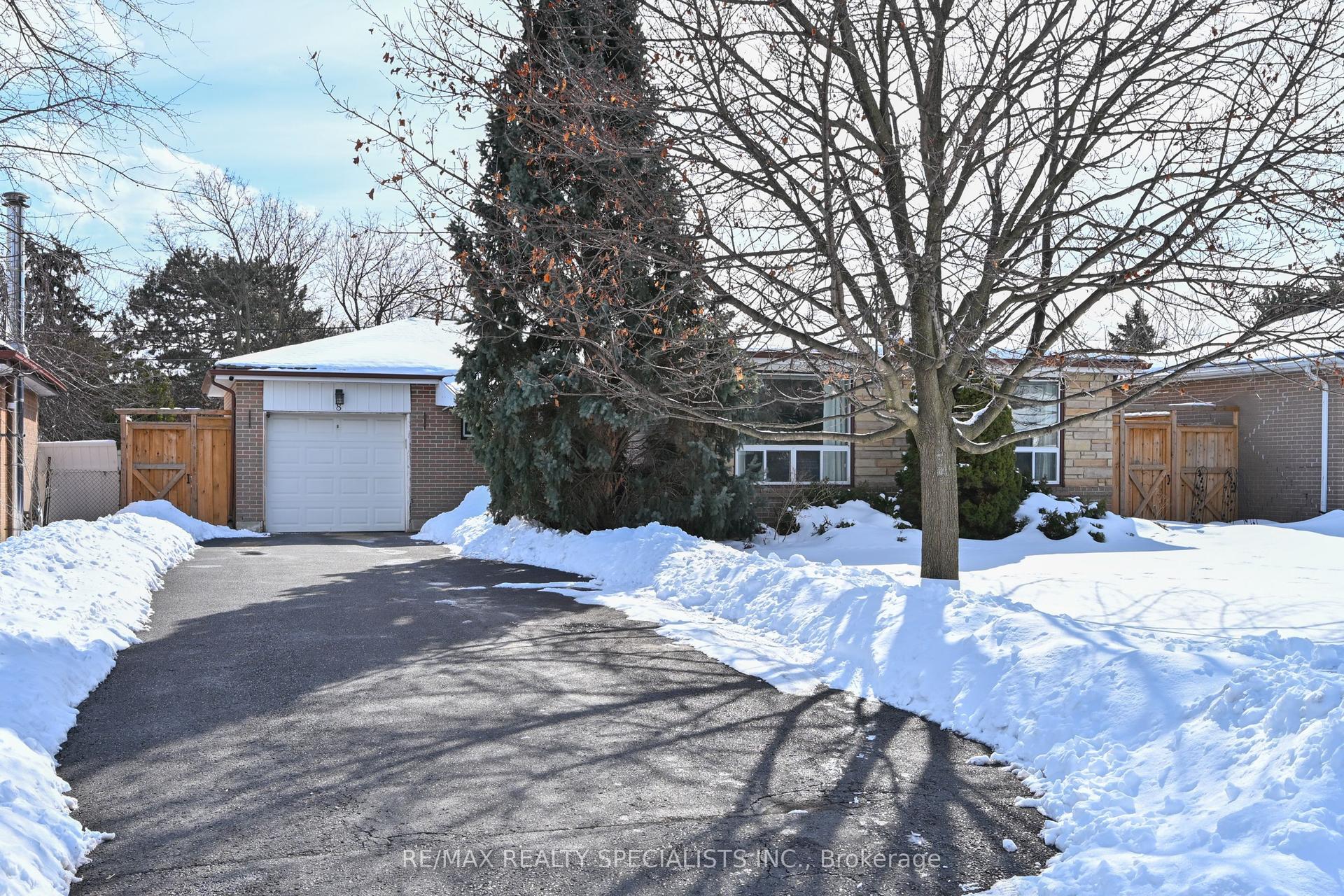 8 Beechwood Crescent — photo 1