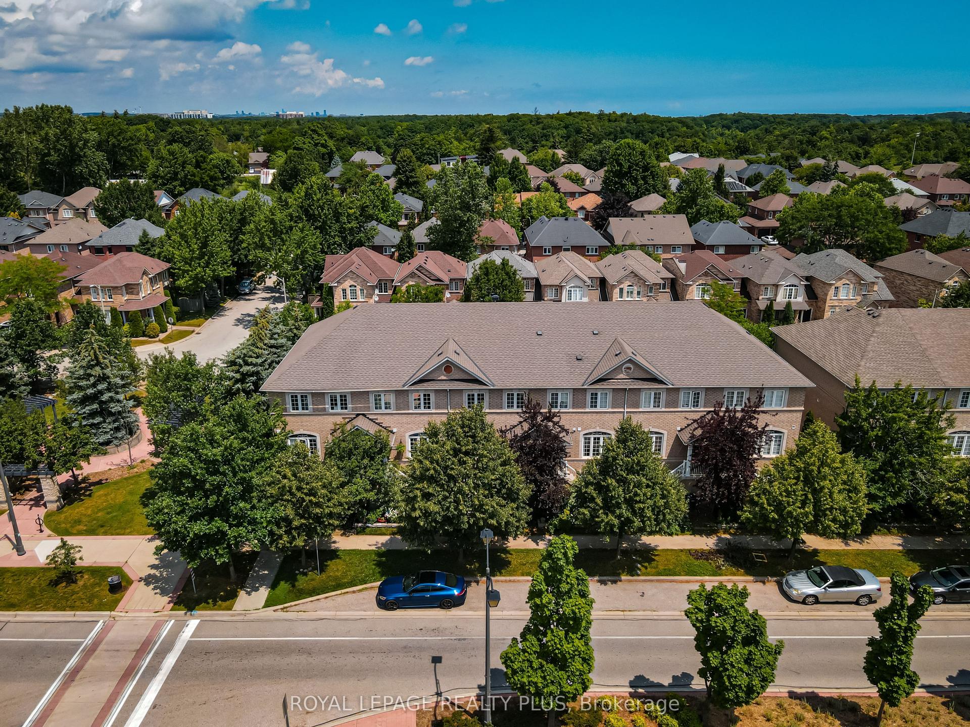 2333 Sutton Drive, Burlington — Townhouse for sale, photo 1