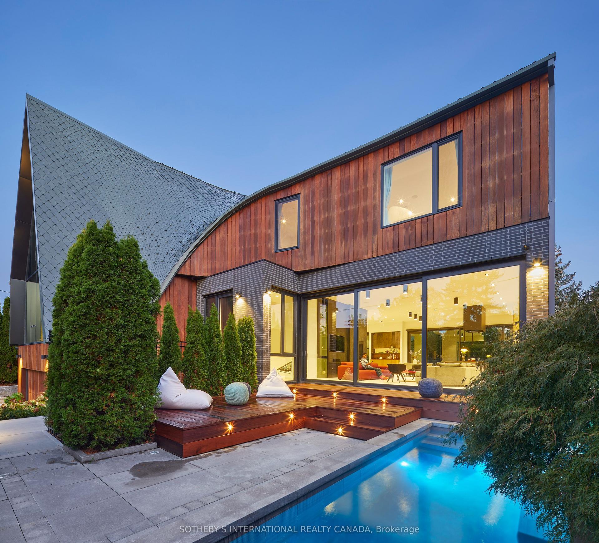 108 Stratford Crescent — photo 1